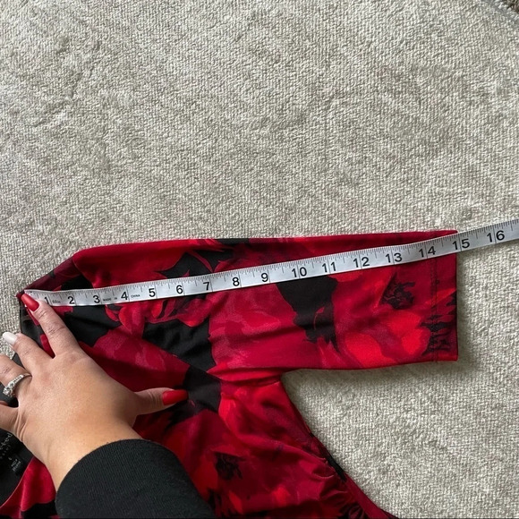 Connected Apparel Black  and Red Rose Floral Short Sleeve Dress Sz 6 - Picture 10 of 16